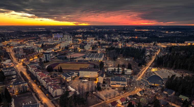 Ilmasta otettu kuva Kouvolan keskustasta iltavalaistuksessa.