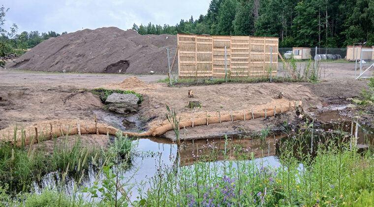 RakiBio hankkeen testialueella järviruo'osta tehty meluseinä ja ruokotuubeja