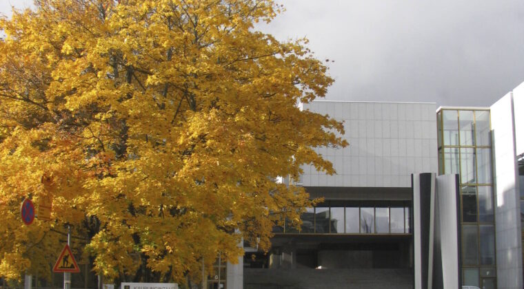 Kouvolan kaupungintalon etupiha syksyllä.