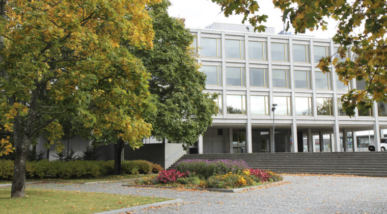 Kouvolan kaupungintalo syksyllä, takapiha.
